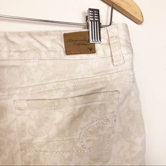 American Eagle Stretch Tan Print Short Shorts Size 2 - Picture 3 of 6